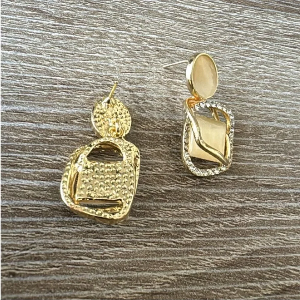 Elegant Gold and Cream Earrings N1079